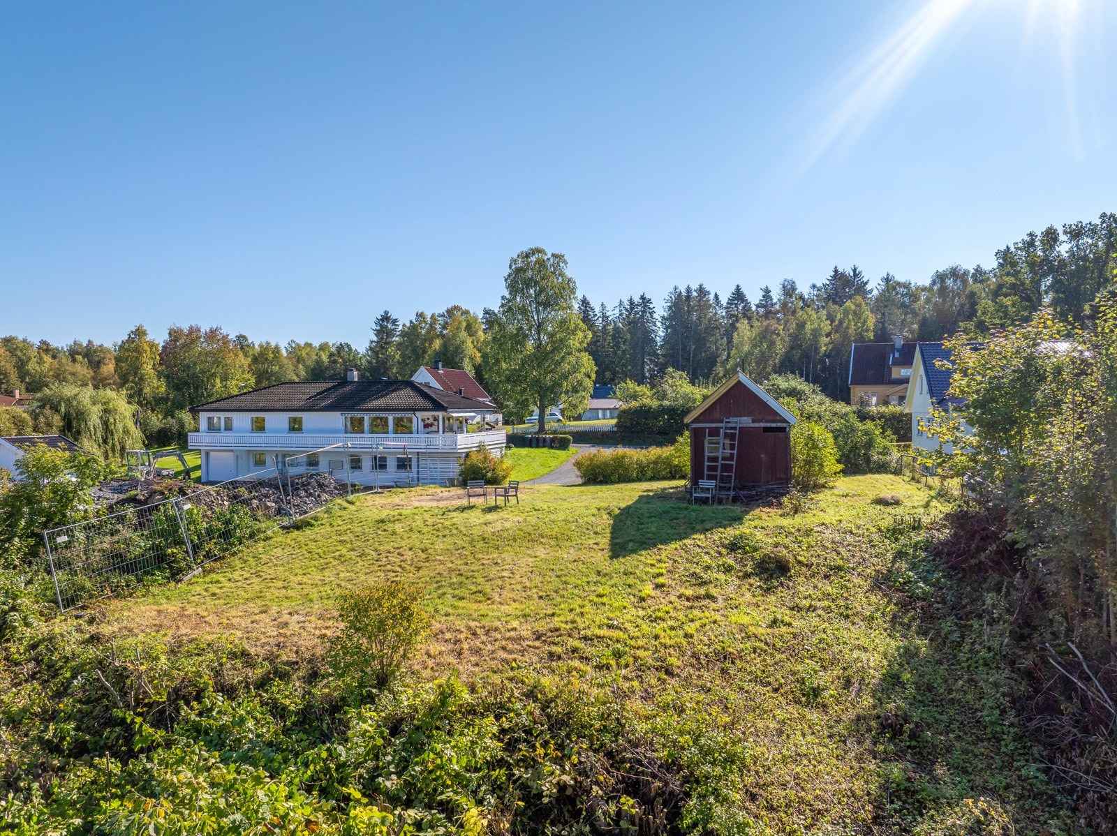 På naboeiendommen skal det bygges to boliger. (til venstre i bildet) Galleribilde