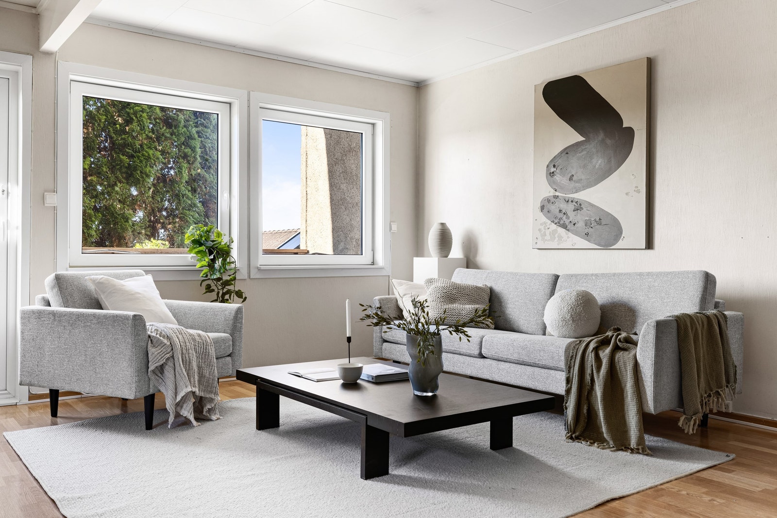 Vinduer i første etasje er produsert i 2020 og har to-lags glass. Galleribilde