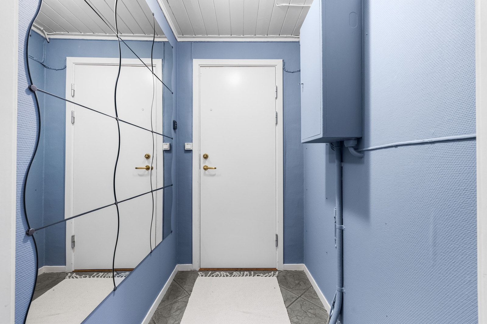 Hoveddelens nåværende entré er etablert dels i rom byggemeldt som bod, godkjent bruksendring foreligger ikke. Galleribilde