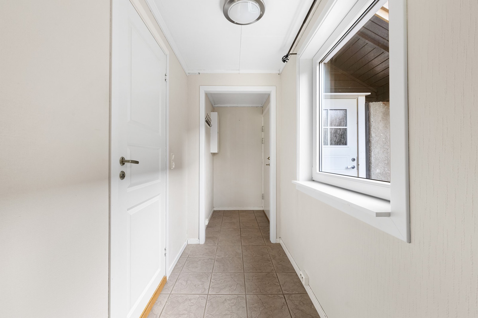 Underetasjens separate del har eget sikringsskap i entreen. Galleribilde