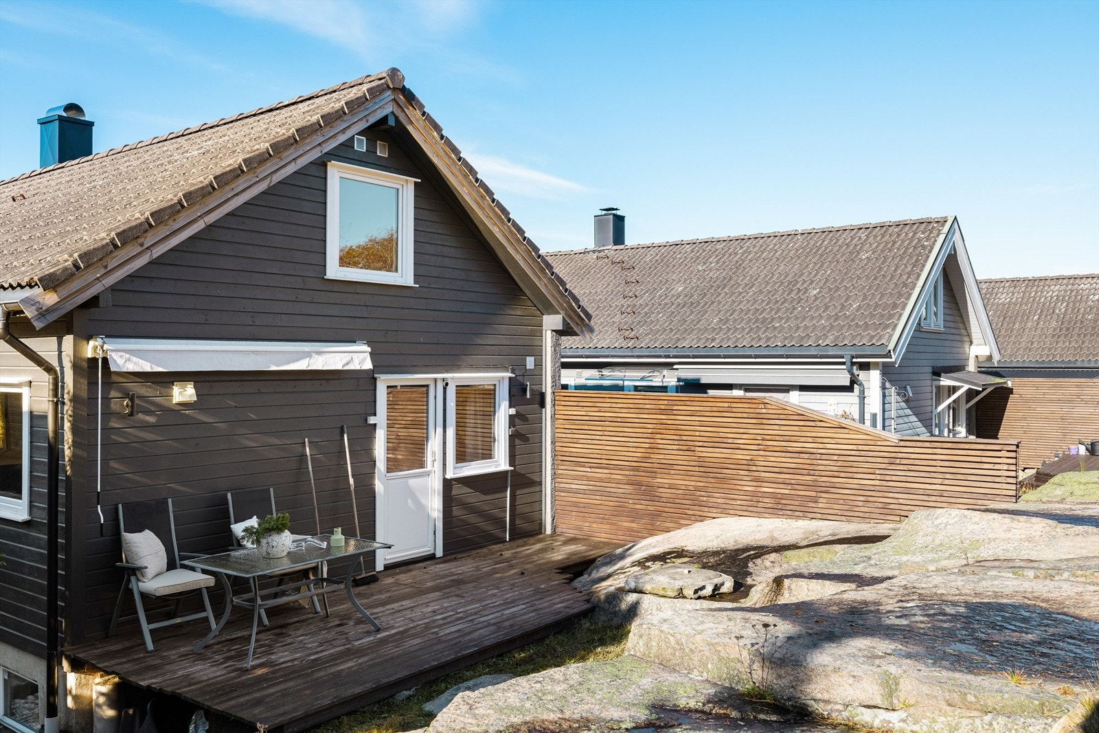 Uteplasser på begge sider gir tilgang til solen både tidlig og sent. Østsiden er en lun krok, ypperlig for morgenkaffen. Galleribilde