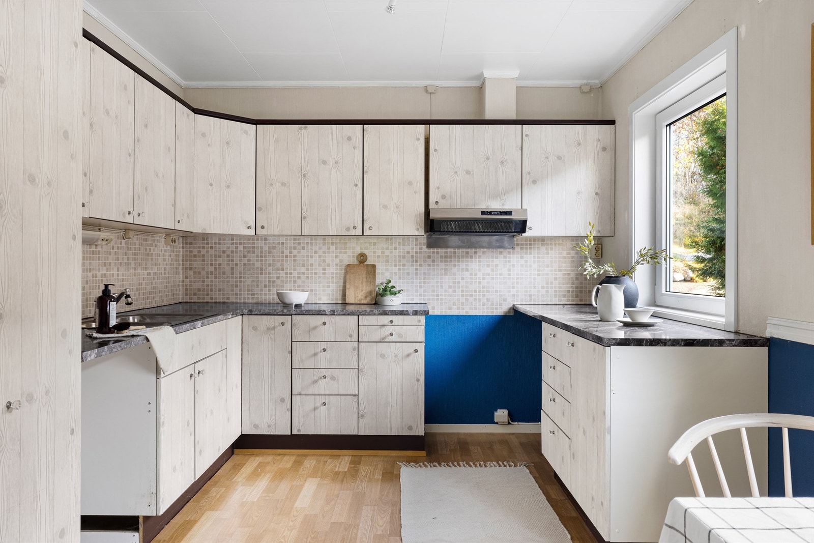 Kjøkkeninnredningen er fra boligens byggeår, men på 2000-tallet oppgradert med blant annet nye fronter. Galleribilde