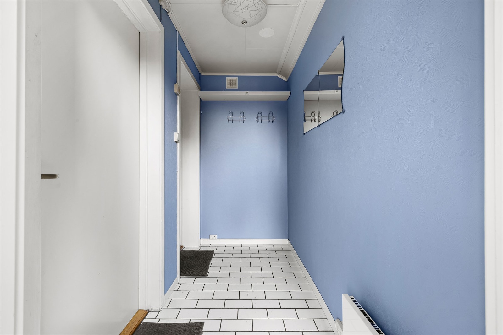 Boligens hoveddel og separate del i underetasjen deler vindfang/entré. Galleribilde