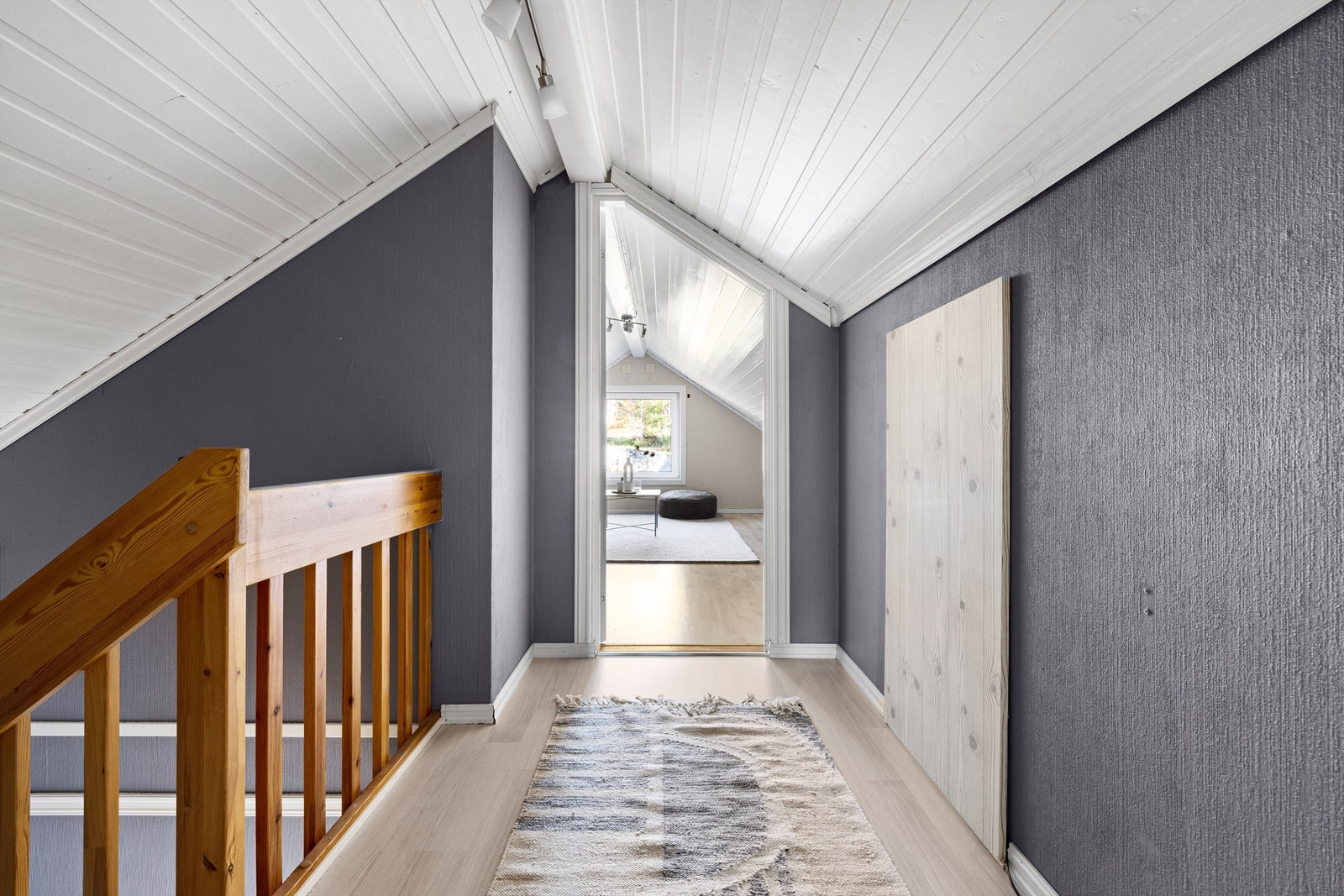 Loftet er tilgjengelig på trapp fra stuen. Galleribilde