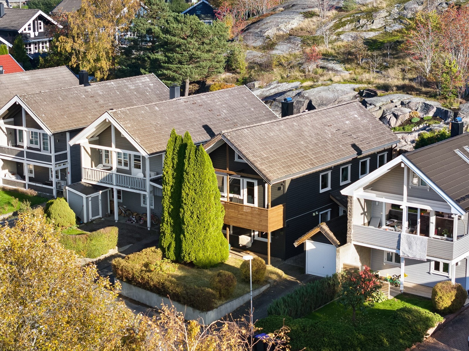 Eneboligen ble oppført i 1983 og er siden ombygget og oppgradert i flere omganger. Kledning ble skiftet ut i 2020. Galleribilde