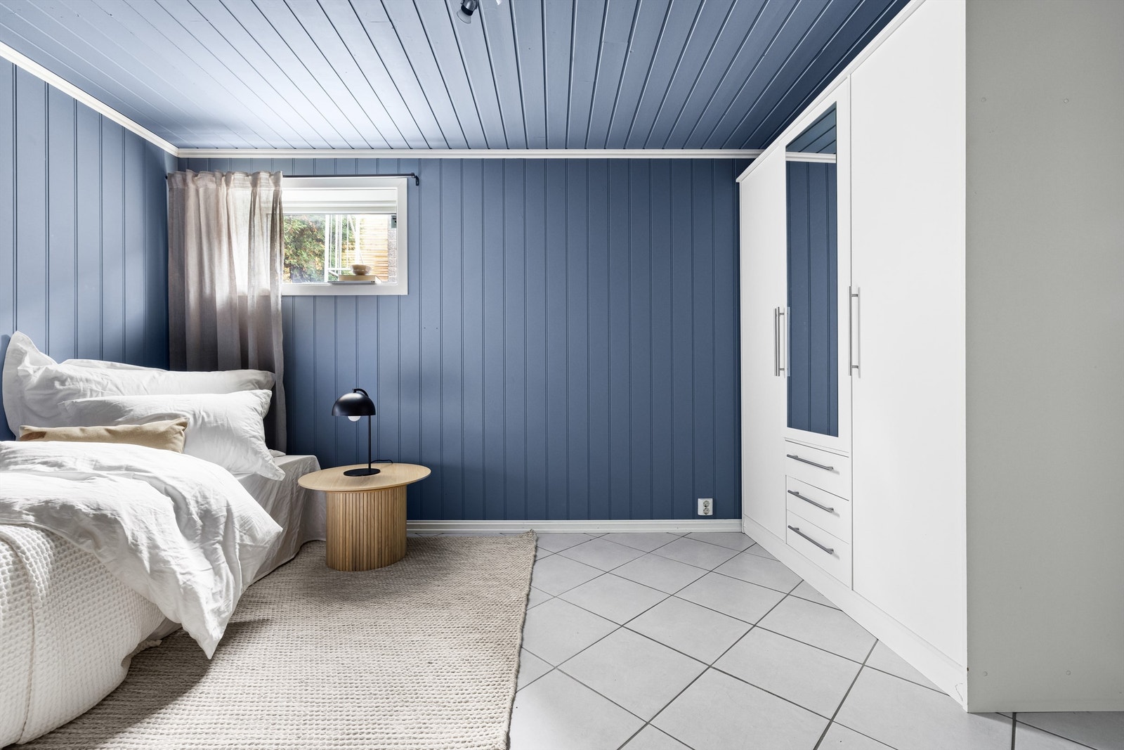 Dette rommet som i dag benyttes til soveromsformål er etablert dels i tidligere boder, uten godkjent bruksendring. Galleribilde