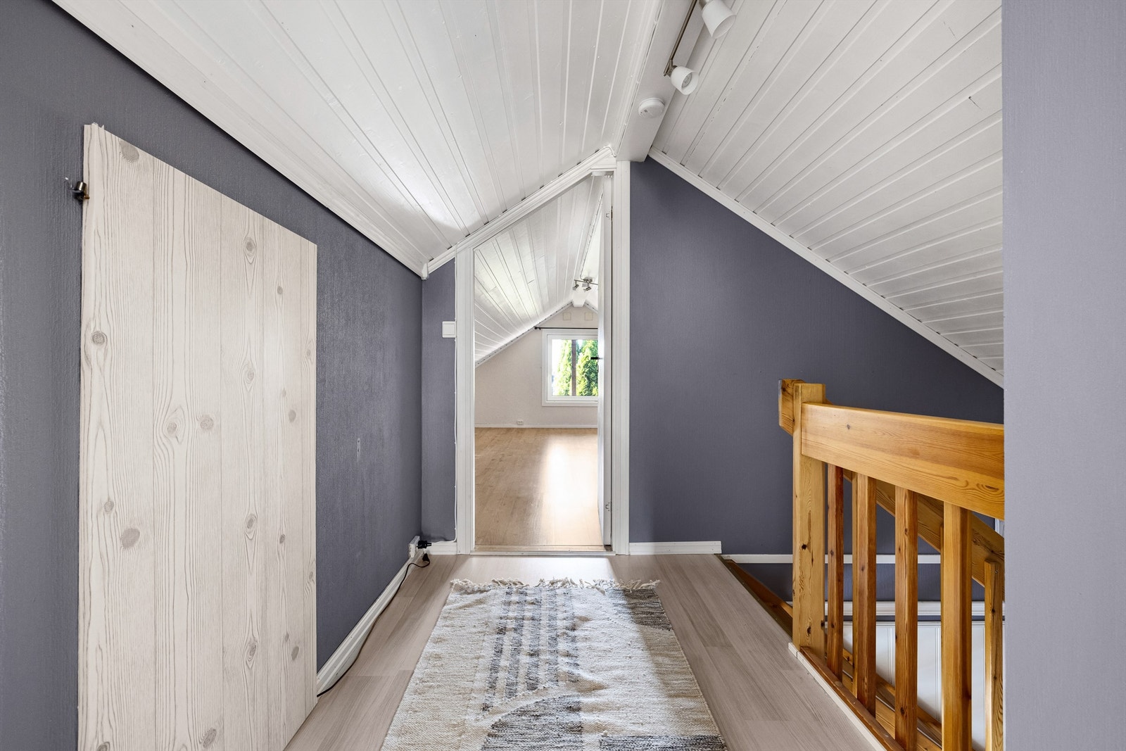 Kott forbundet med kneloft er tilgjengelig fra gangen. Galleribilde