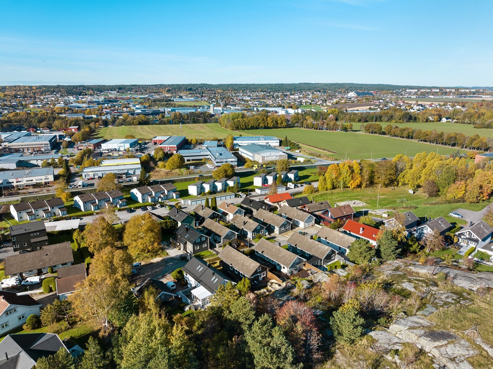 Få meter unna nummer 17 ligger en stor felles løkke med lekeplass og mulighet for ballspill. Galleribilde