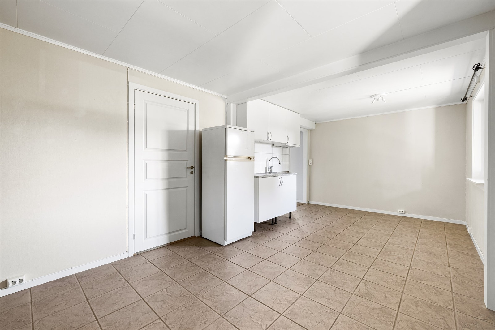 Stor bod på ca. 6 kvm. er etablert i det som opprinnelig var indre del av etasjens største soverom, til venstre for kjøkkenet. Galleribilde