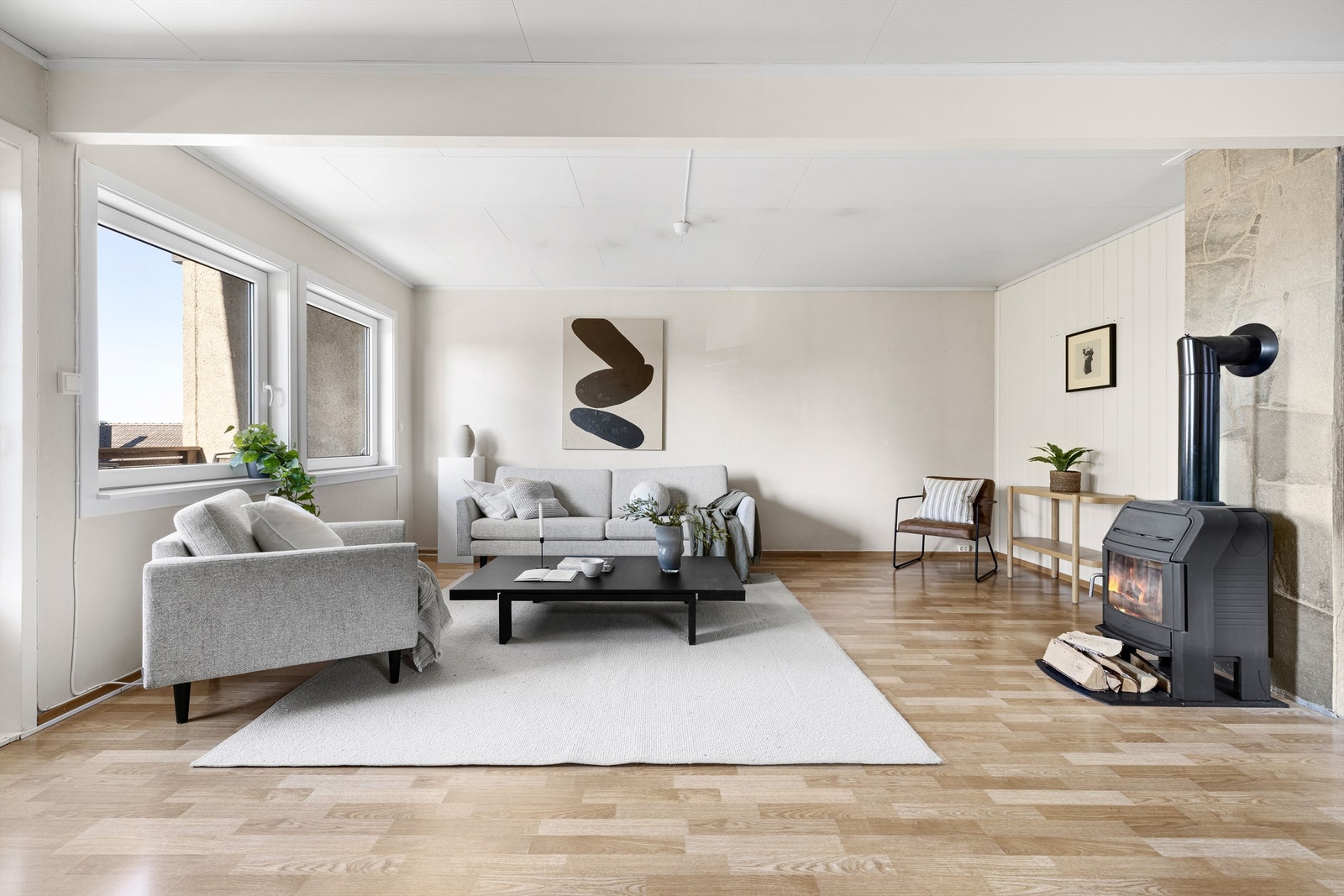 Malerarbeid er utført i flere rom i senere år, bant annet i stuen hvor også delevegg er satt opp mot trappegangen. Galleribilde