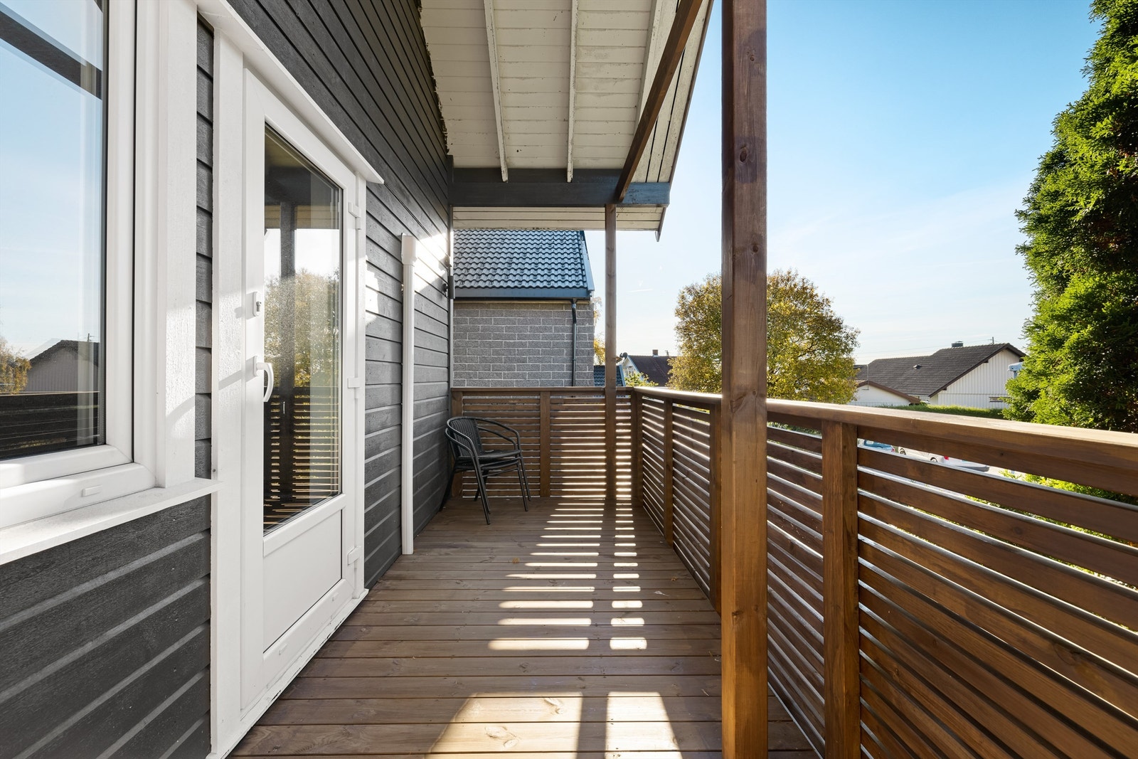 Ny vestvendt terrasse ble oppført i 2020. Her er det sol fra ettermiddag til kveld sommerstid. Galleribilde