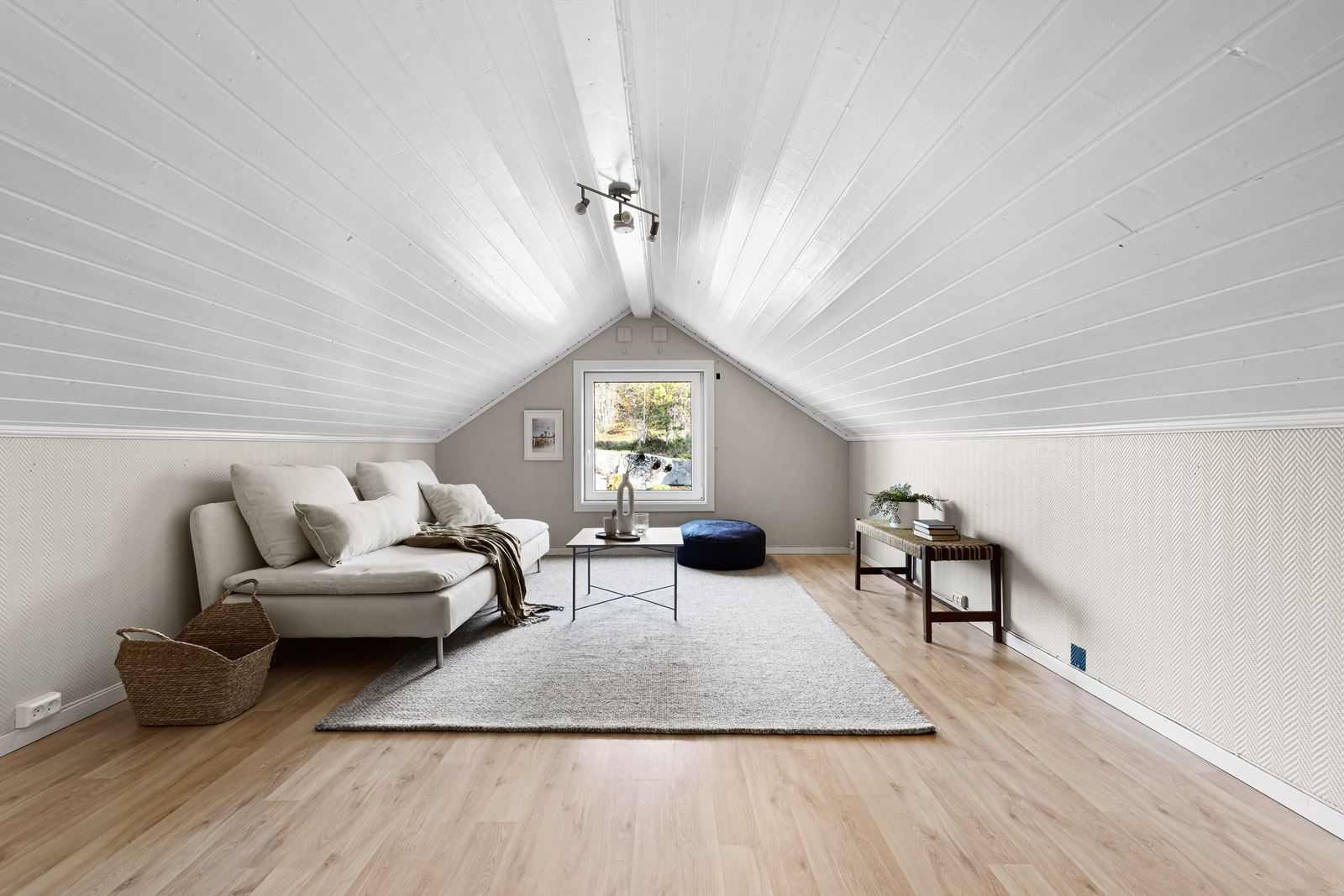 Loftet er innredet med blant annet to store rom, godkjent bruksendring foreligger imidlertid ikke. Dette har ca. 16 kvm. gulvflate. Galleribilde