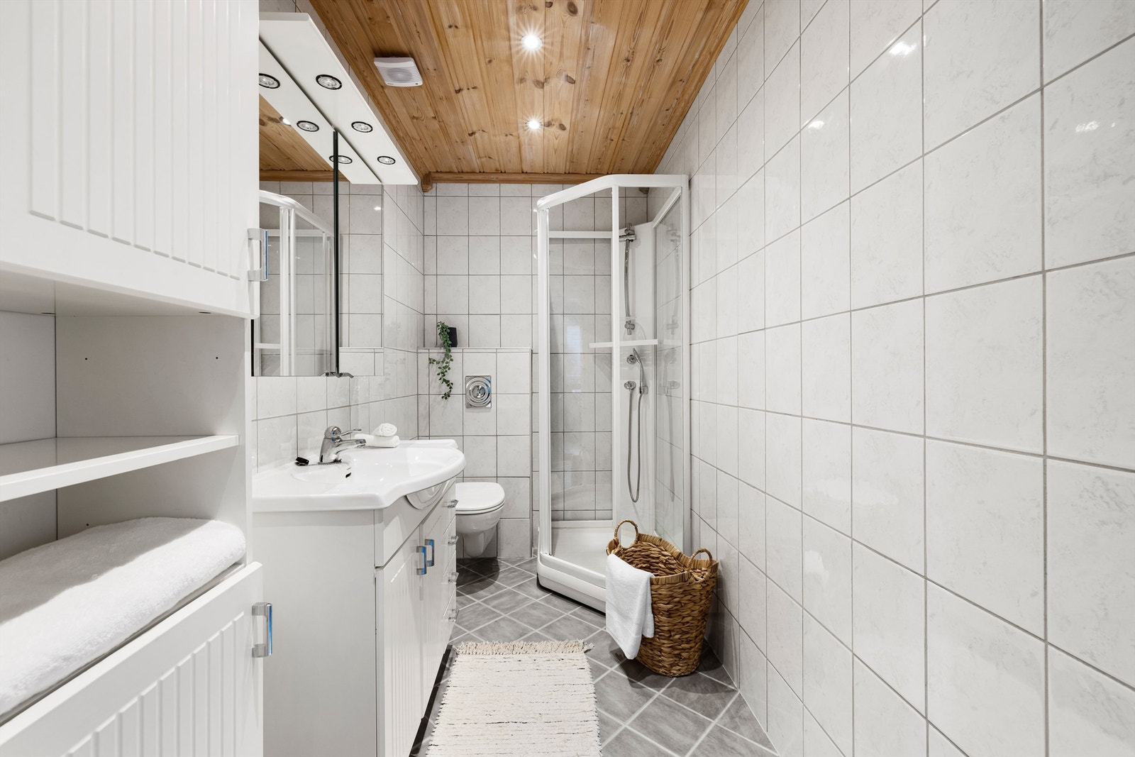 Boligen inneholder totalt tre bad. TG 3 er gitt isolert for alder på tettesjikt i dette og underetasjens hovedbad. Galleribilde