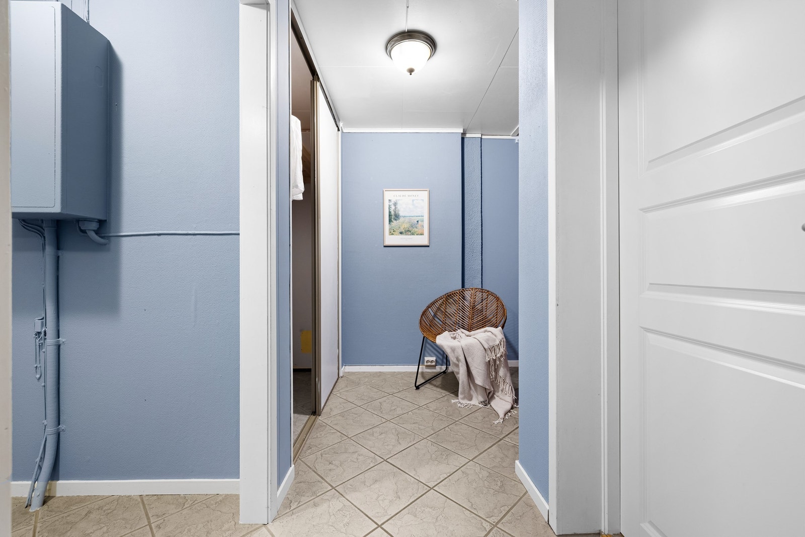 Praktisk skyvedørsgarderobe oppbevarer yttertøyet lett tilgjengelig i entreen. Galleribilde