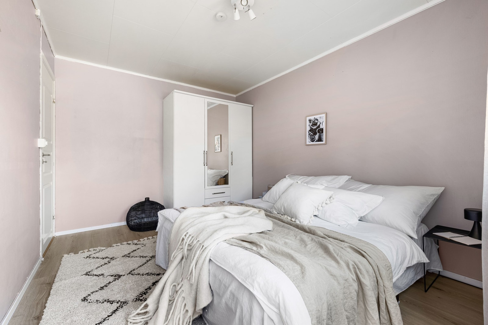 Med nær 11 kvm. er rommet av god størrelse som et hovedsoverom. Galleribilde