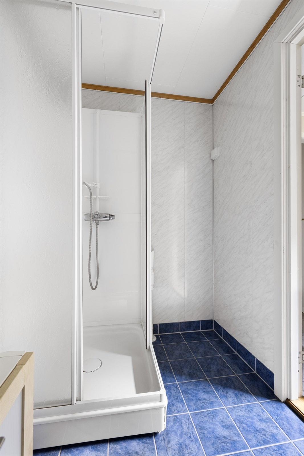 Dette badet er av et kompakt format, men likevel fullt utstyrt - blant annet med dusjkabinett det anbefales videre bruk av. Galleribilde