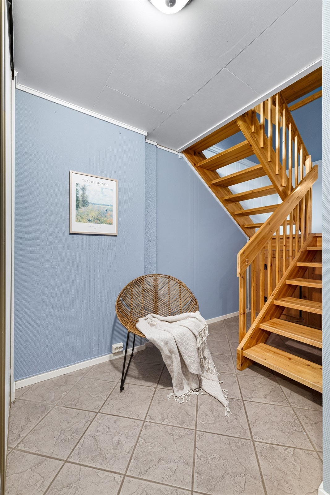 Trapp i heltre mellom underetasjen, første etasje og loftsetasjen er videreført fra byggeåret. Galleribilde