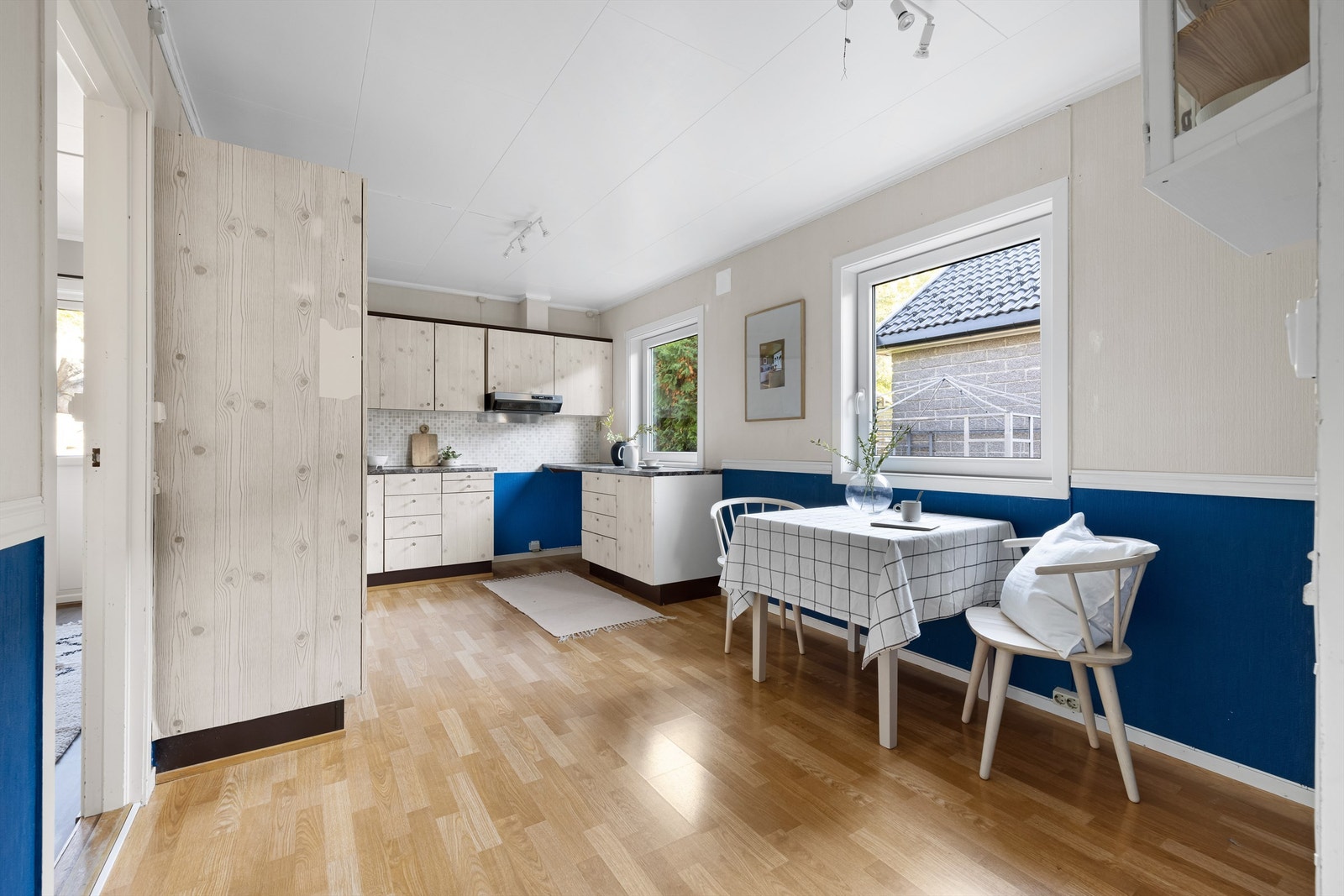 Kjøkkenet er romslig, på hele 15 kvm. og tilrettelagt for et spisebord til familiens hverdagslige måltider. Galleribilde