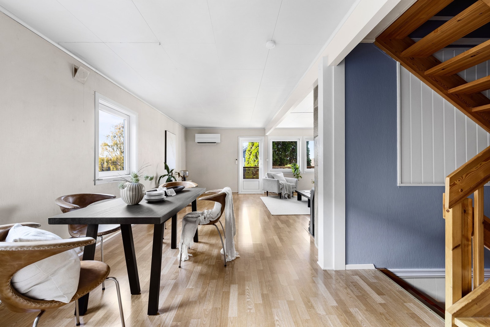 Stuen inneholder både ildsted og varmepumpe av nyere årgang. Galleribilde