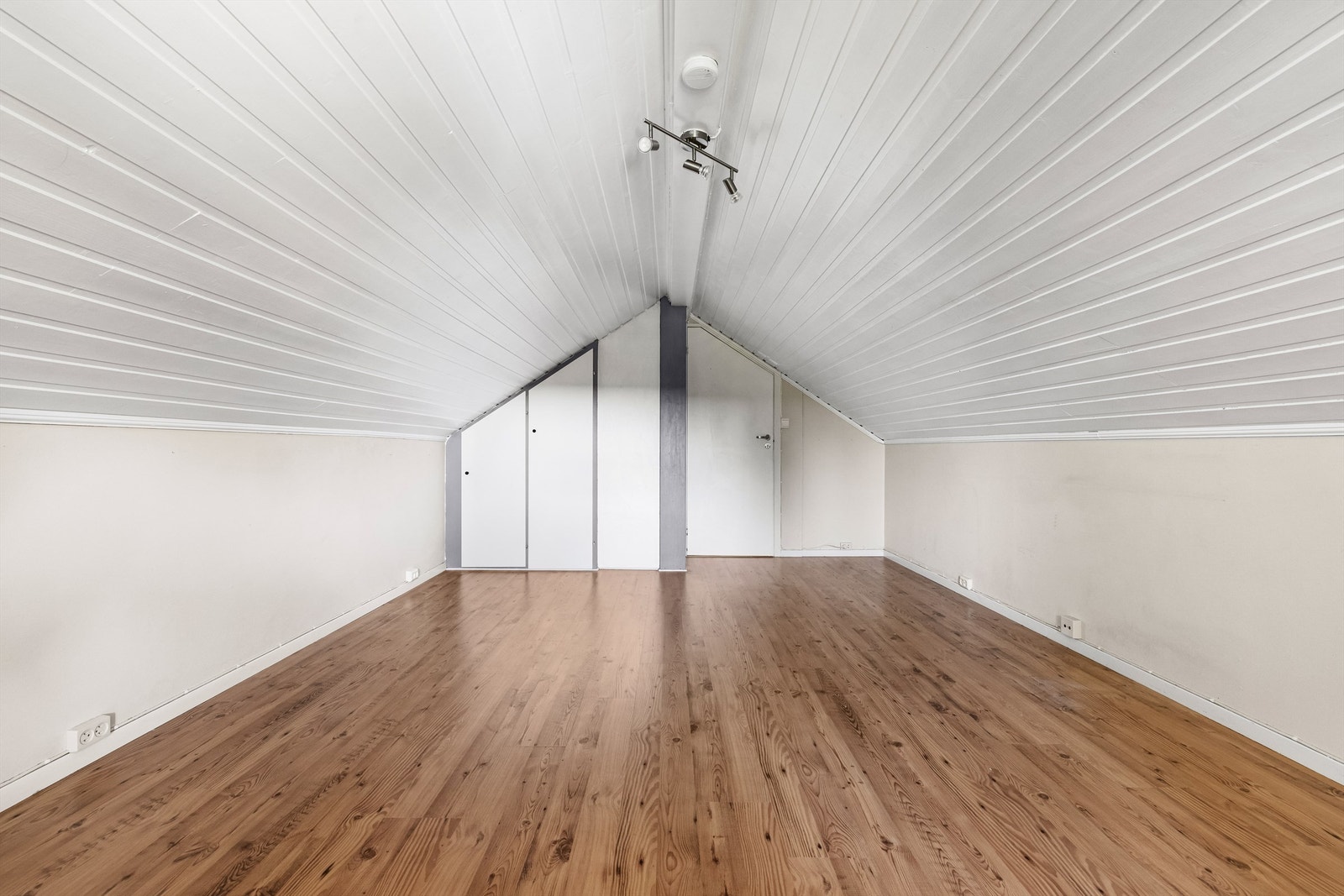 Faste garderobeskap er oppført innerst i rommet. Galleribilde