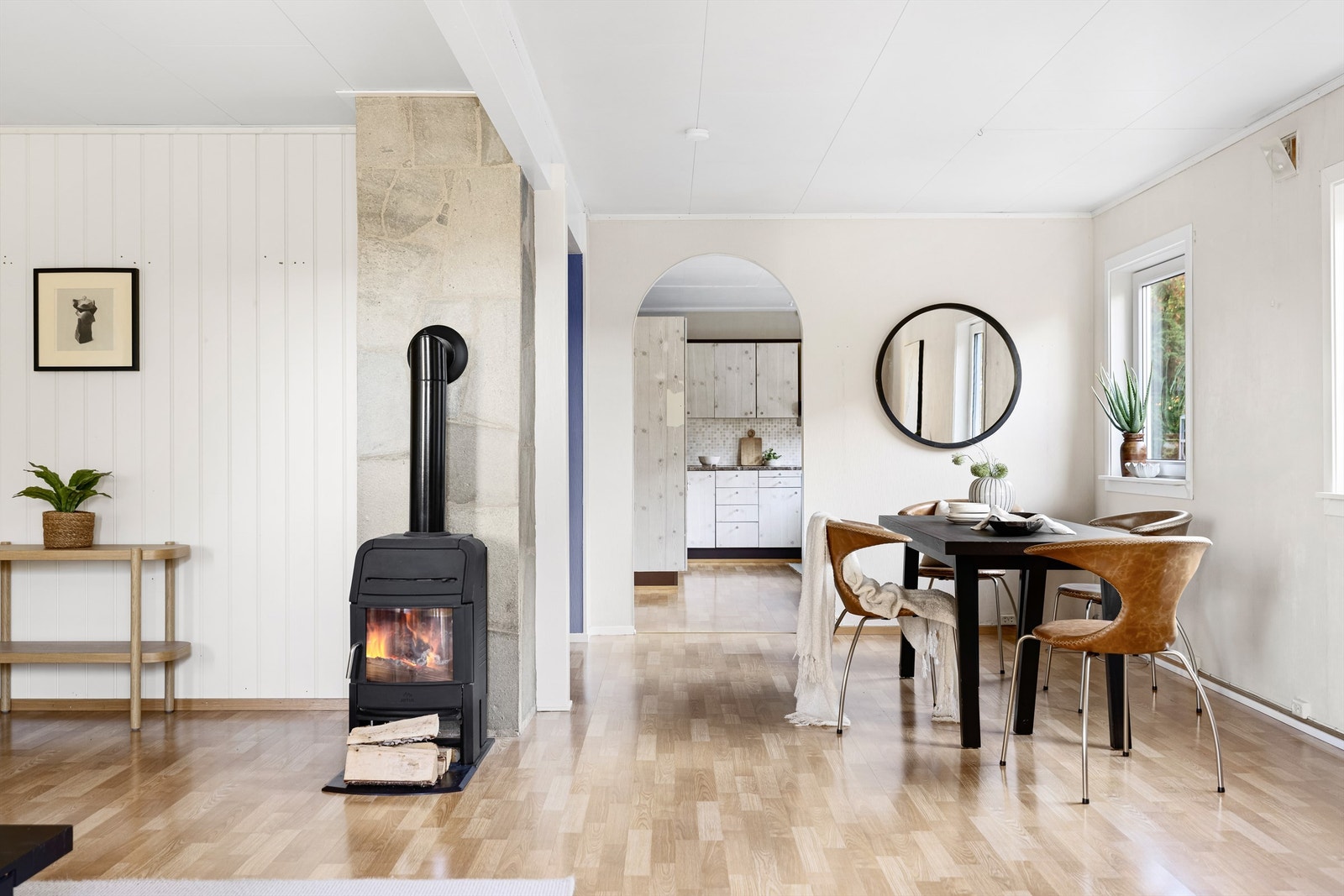 Stuen og kjøkkenet er knyttet sammen i en stor aktiv sone, med god plass til felles opphold for familien. Galleribilde