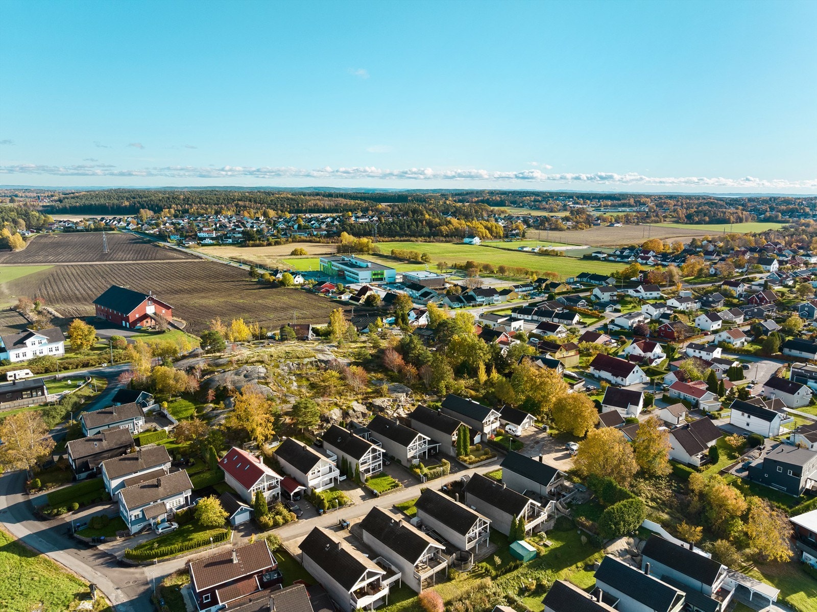 Både barneskole og ungdomsskole er lett tilgjengelig i nærmiljøet, begge innenfor gangavstand. Galleribilde