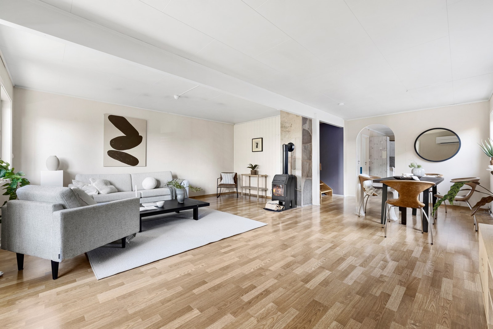 Stuen er på nesten 40 kvm. og et velfungerende samlingsrom for både familien og større anledninger. Galleribilde