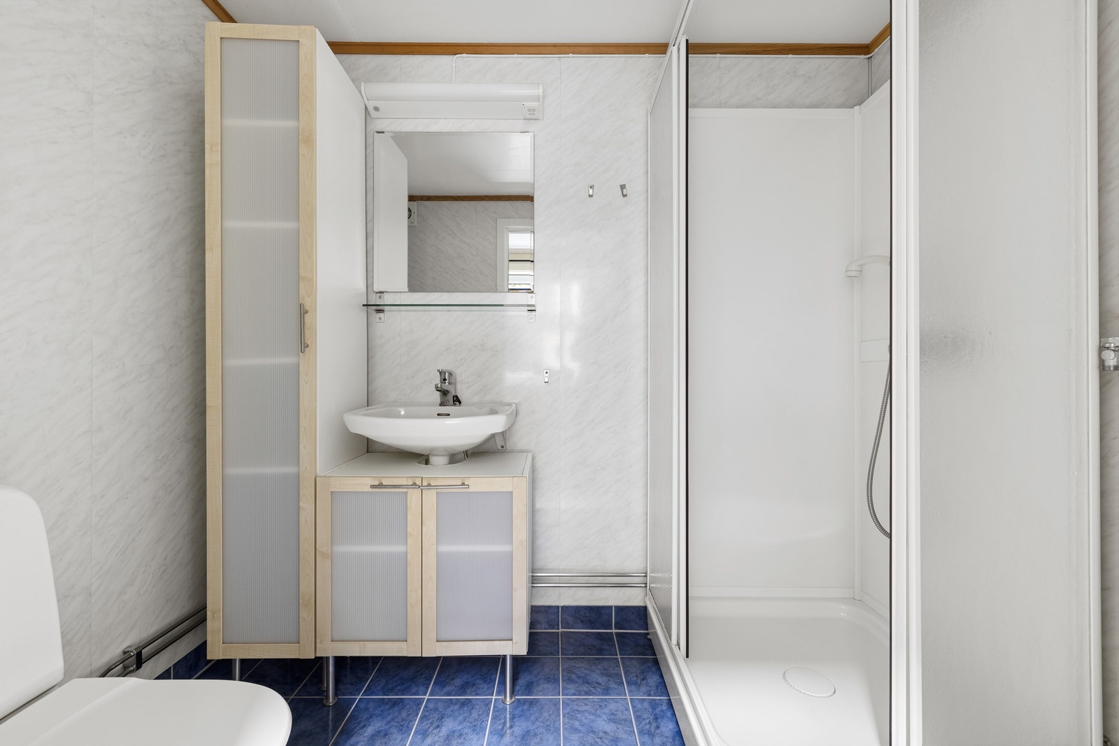 I tillegg til kjøkken har underetasjens separate del også eget bad, etablert i del av rom som opprinnelig er byggemeldt som stue. Galleribilde