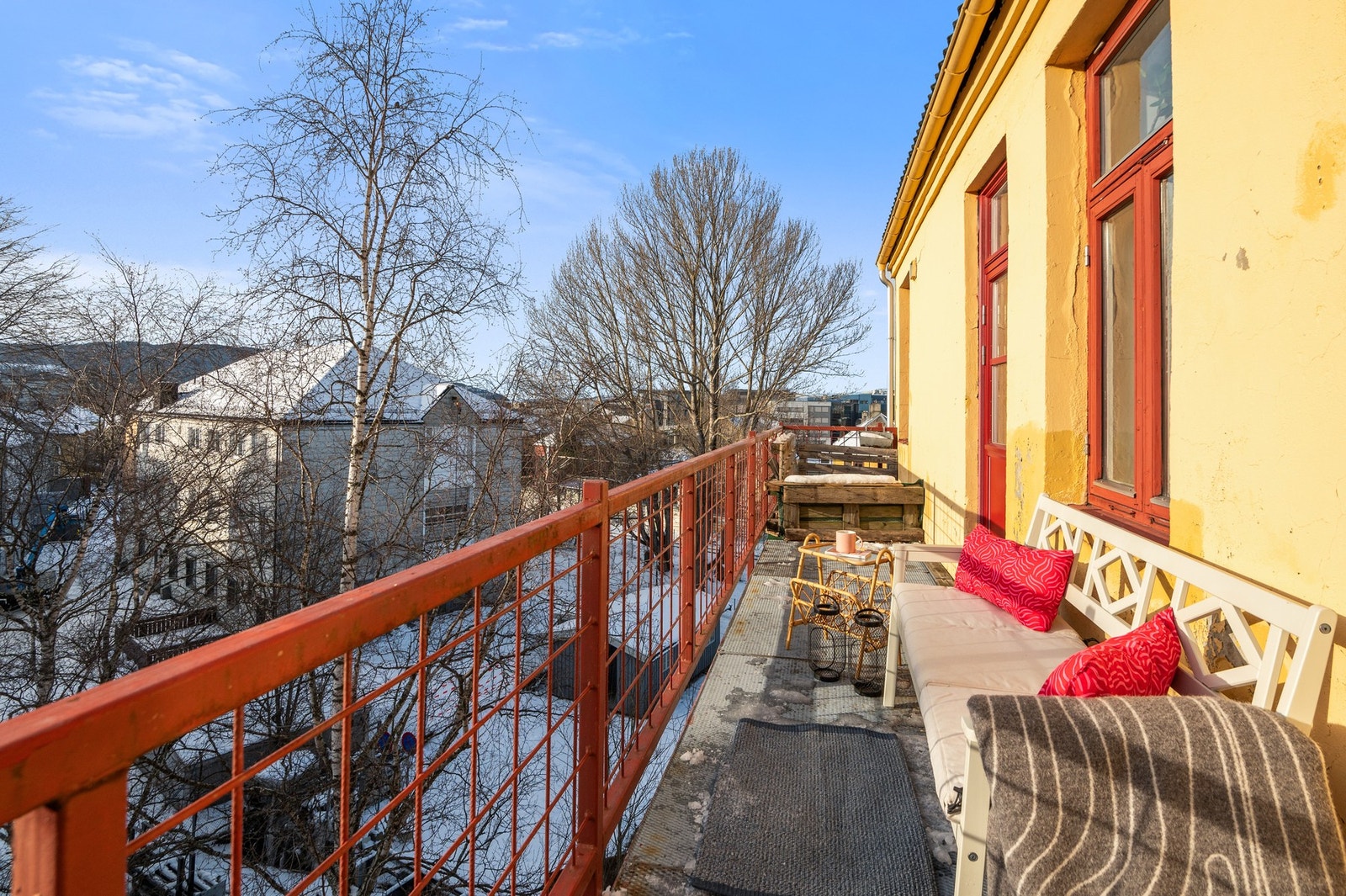 Stor sør-vestvendt fellesbalkong med gode solforhold. Galleribilde