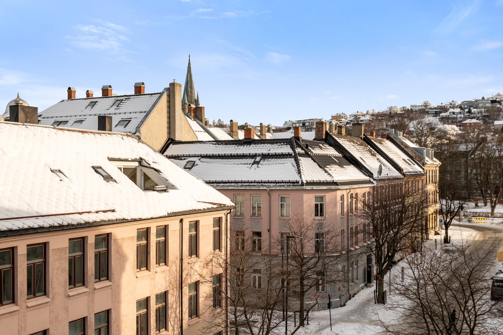 Det er boligsoneparkering i området, her er det mulig å søke til Trondheim kommune om parkering. Galleribilde