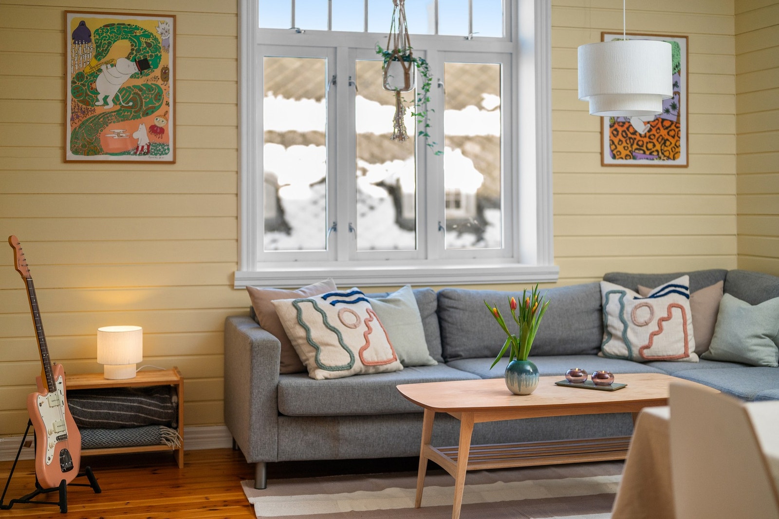 Den store vindusflaten gir rikelig med naturlig lysinnslipp. Galleribilde