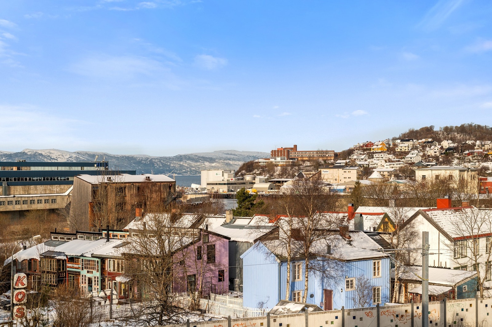 Leiligheten har en sentrumsnær beliggenheten med gangavstand til Solsiden og bykjernen, med flere dagligvarebutikker, kafeer og parkområder i nærheten. Galleribilde