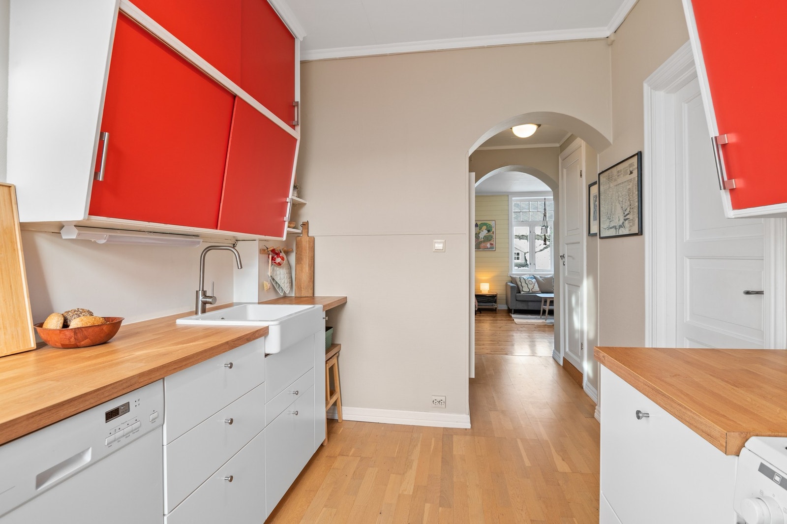 Innredning med mekanisk avtrekksvifte over stekesonen og opplegg for oppvaskmaskin. Galleribilde