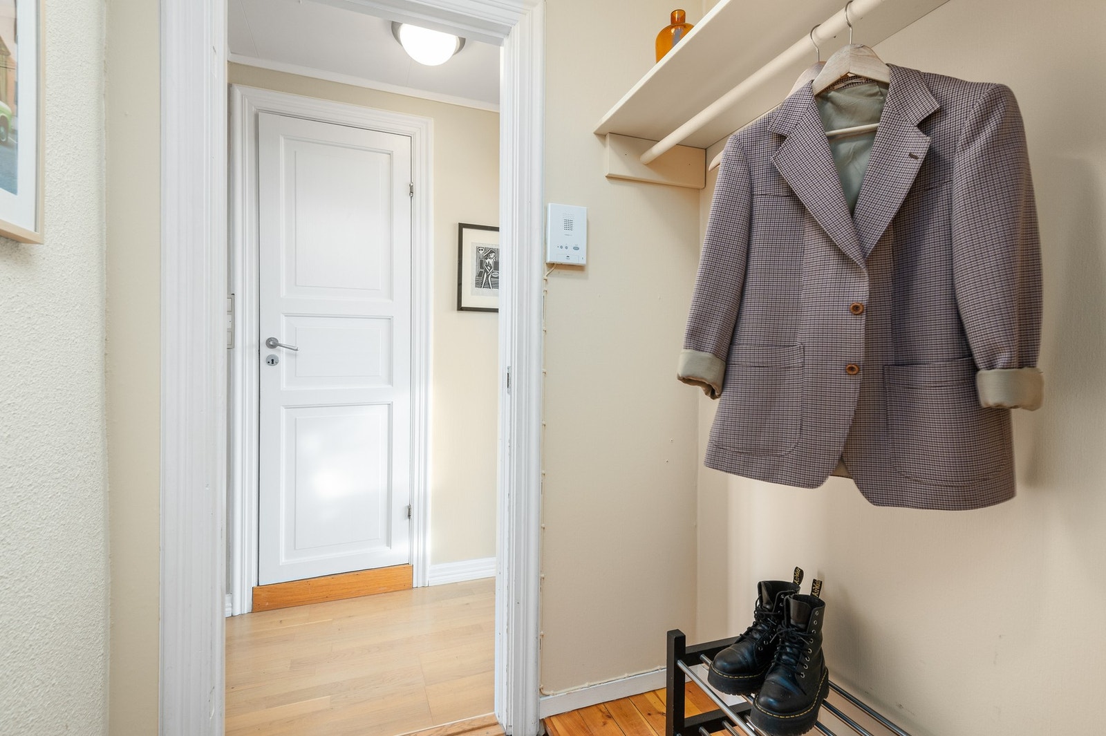 Gang med mulighet for innstallering av skyvedørsgarderobe. Galleribilde