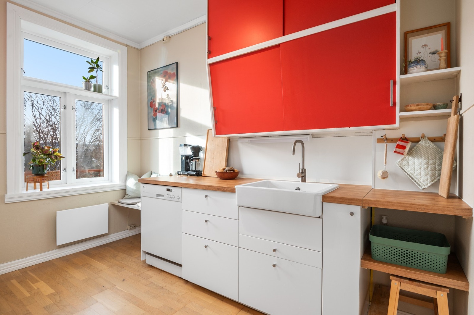 Her har du stort potensiale for å ordne enda mer skap og benkeplass! Galleribilde