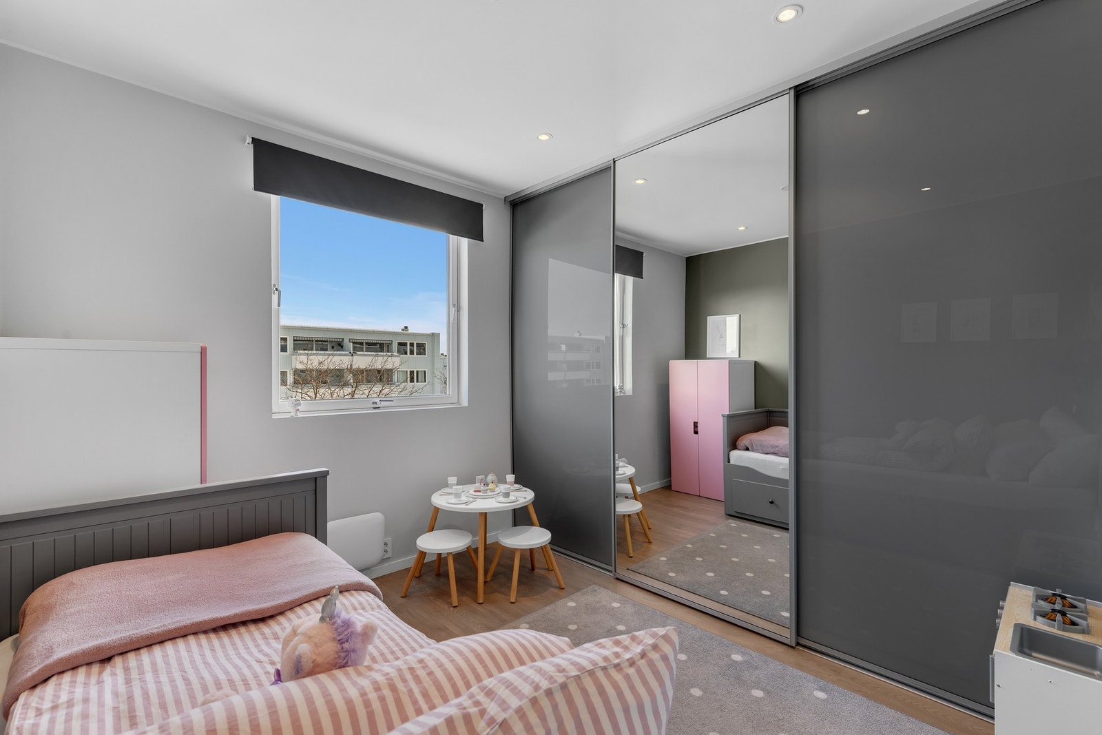 God plass til oppbevaring i en 3-dørs garderobe. Galleribilde