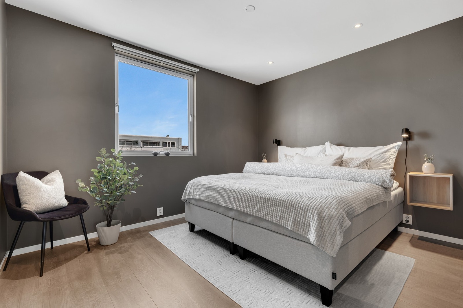 Gjennomgående for hele leiligheten er store, luftige rom - hvor hovedsoverommet er 10,5 kvm. Galleribilde