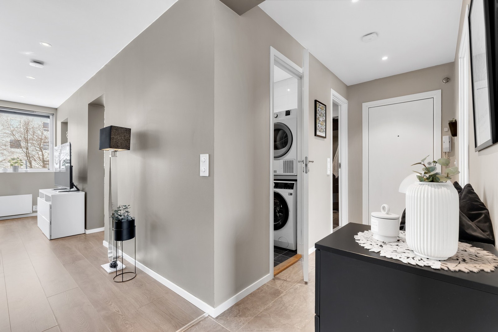Leiligheten har en god planløsning med direkte tilgang på både bad og vaskerom rett innenfor entré. Galleribilde