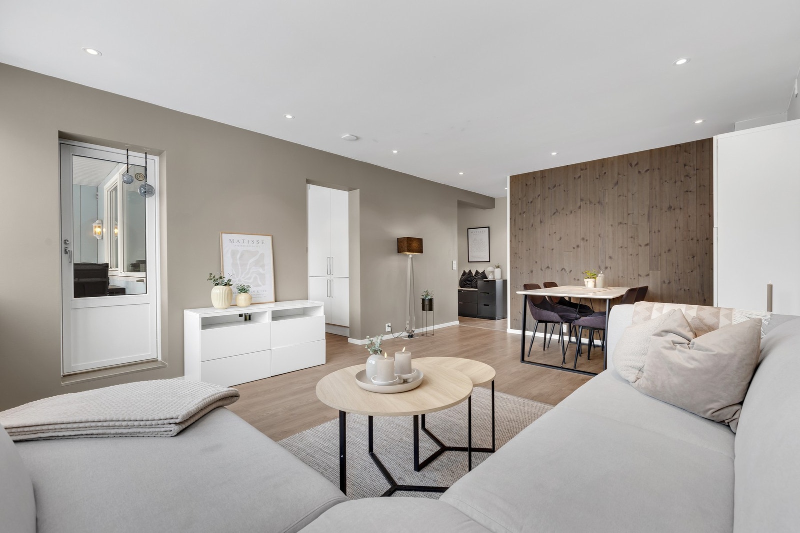 Leiligheten gjennomgikk større oppussing av overflater, elektrisk anlegg, kjøkken og våtrom i 2017. Galleribilde