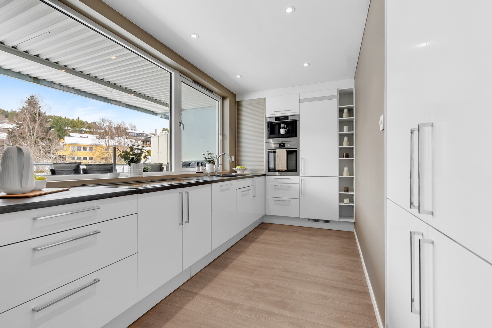 Stort og meget delikat kjøkken med funksjonell innredning og mye skapplass. Overflater og innredning har TG1. Galleribilde