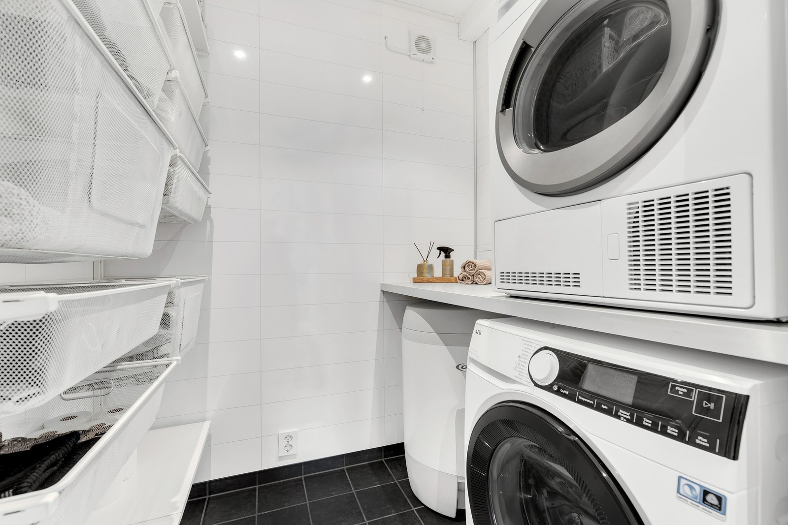 Leiligheten har det svært etterspurte egenskapen med separat vaskerom. TG0/1 på alle punkter utenom fallhøyde til sluk. Galleribilde