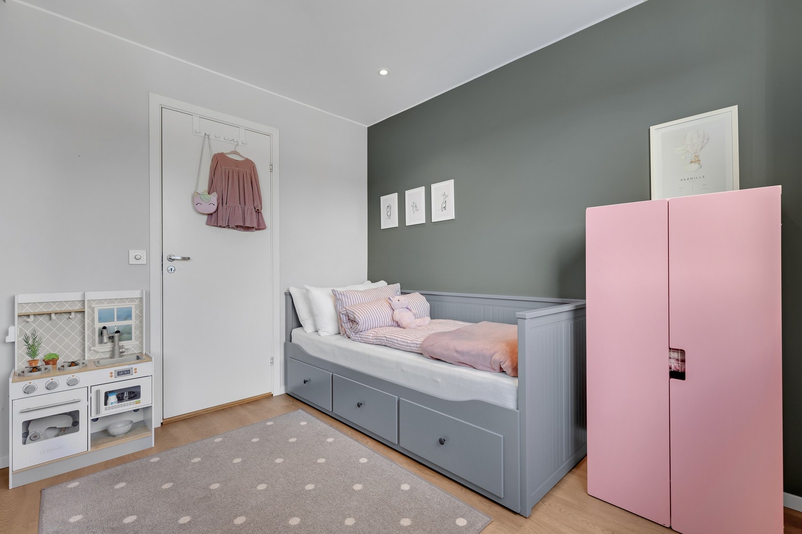 Leilighetens andre soverom er 9 kvm, og passer utmerket som barnerom, gjesterom eller kontor. Galleribilde