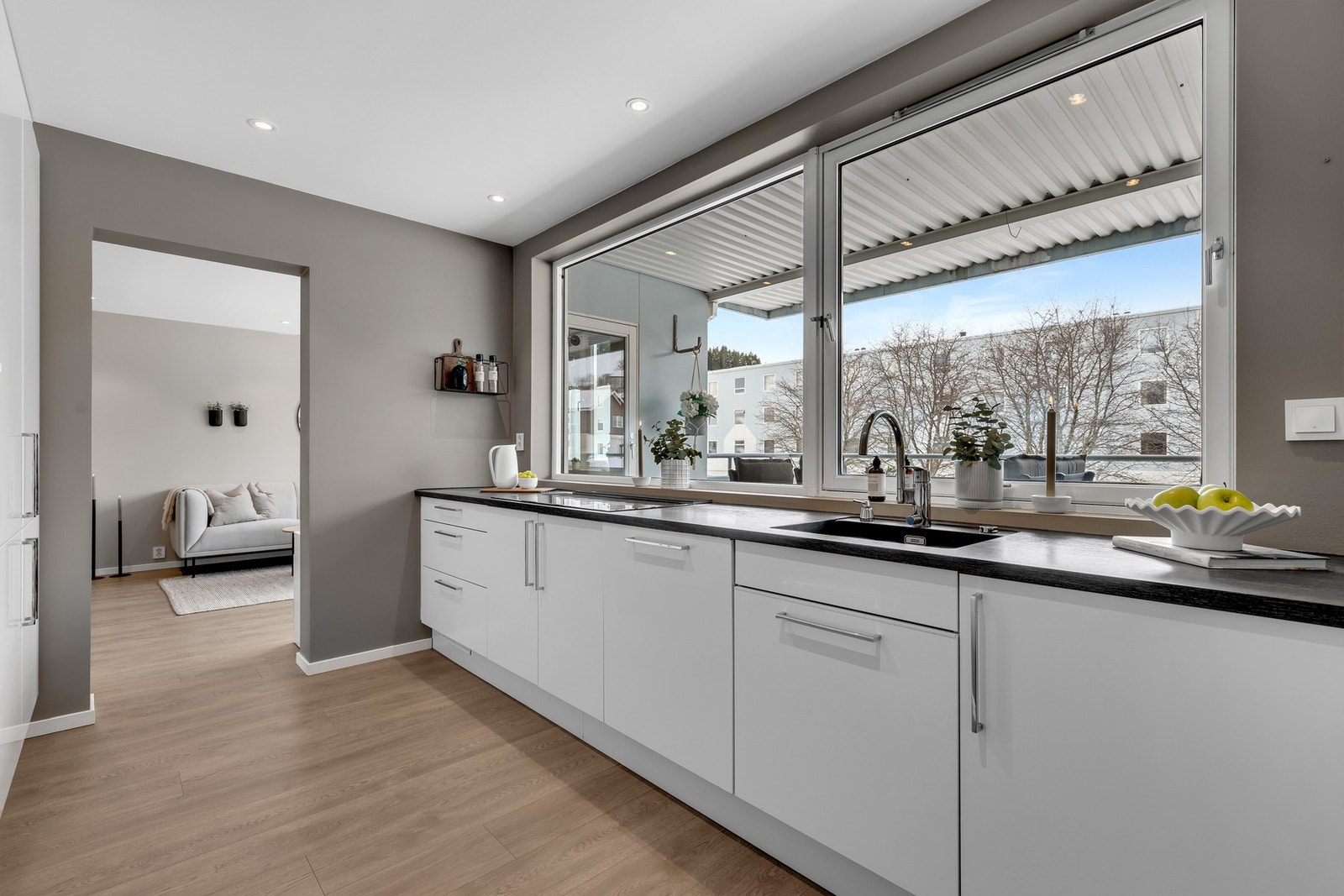 På kjøkkenet har du store vindusflater, godt belyste arbeidsflater og fin utsikt mens du lager mat. Galleribilde