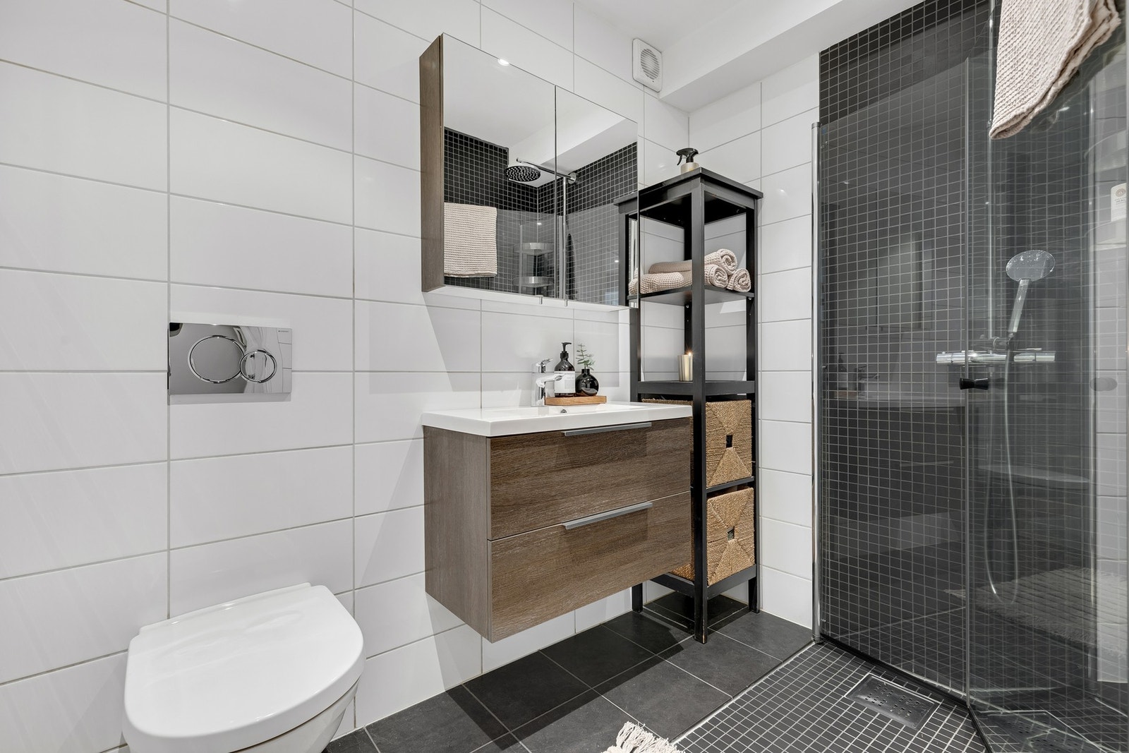 Lekkert bad med flislagte overflater og varme i gulvet. Takstmann har vurdert badet til TG0/1. Galleribilde