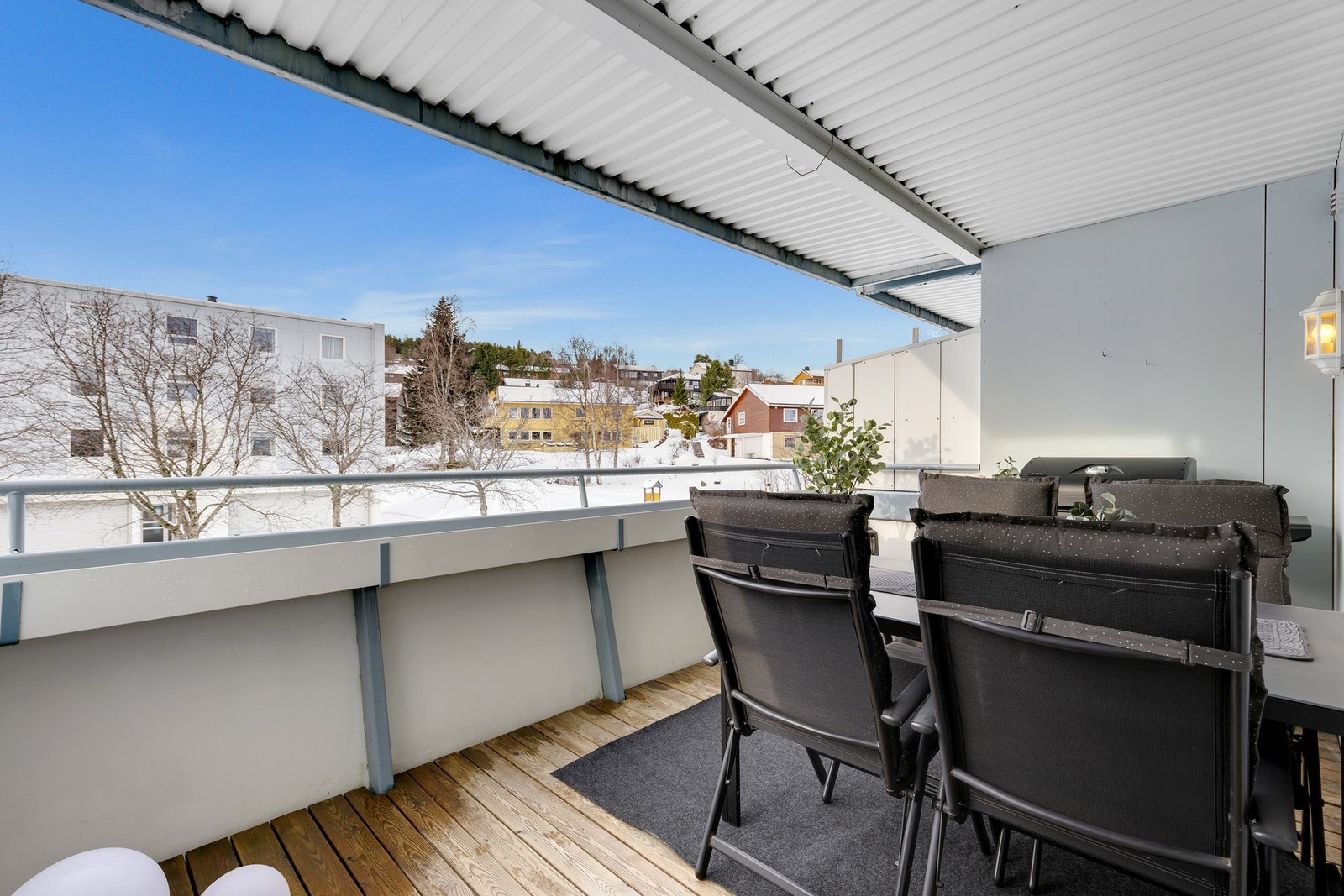 Leiligheten har god beliggenhet i tunet med utsikt opp mot Nyborg. Galleribilde