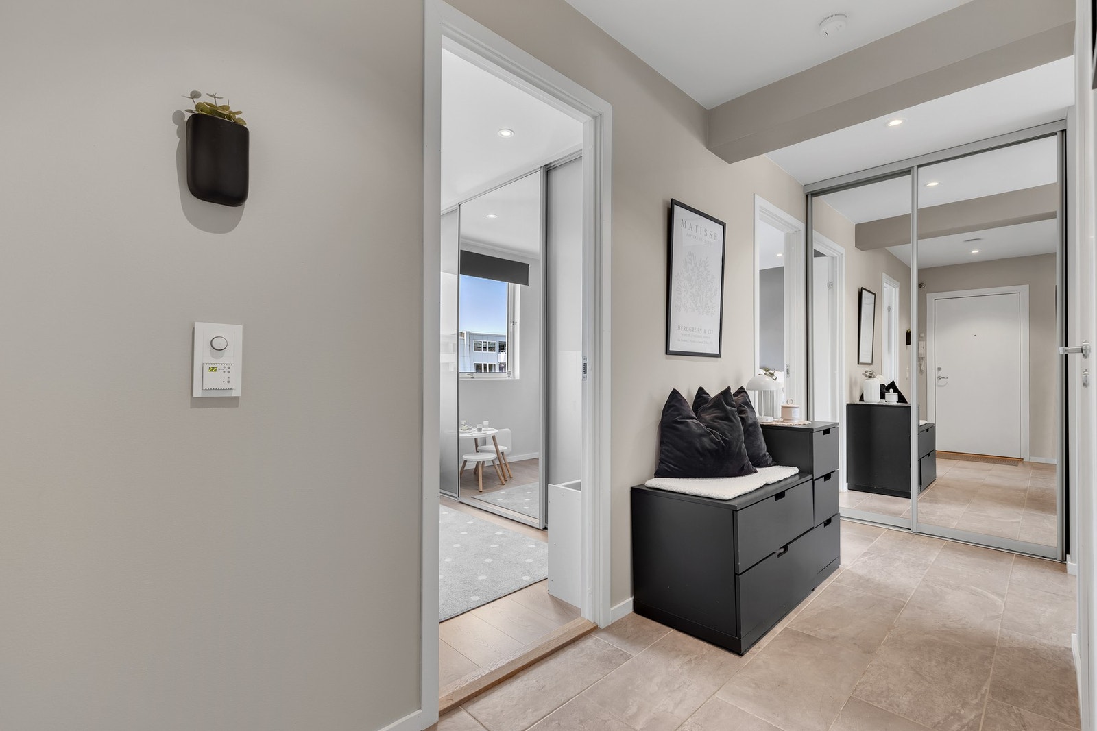 Svært innbydende entré med lunt, flislagt gulv med varmekabler. God plass til oppbevaring av sko og jakker i speilgarderoben. Galleribilde