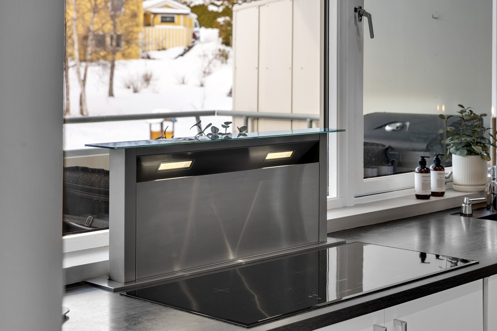 Integrerte hvitevarer på kjøkkenet består av kjøle-/fryseskap, ventilator, platetopp og stekeovn. Galleribilde