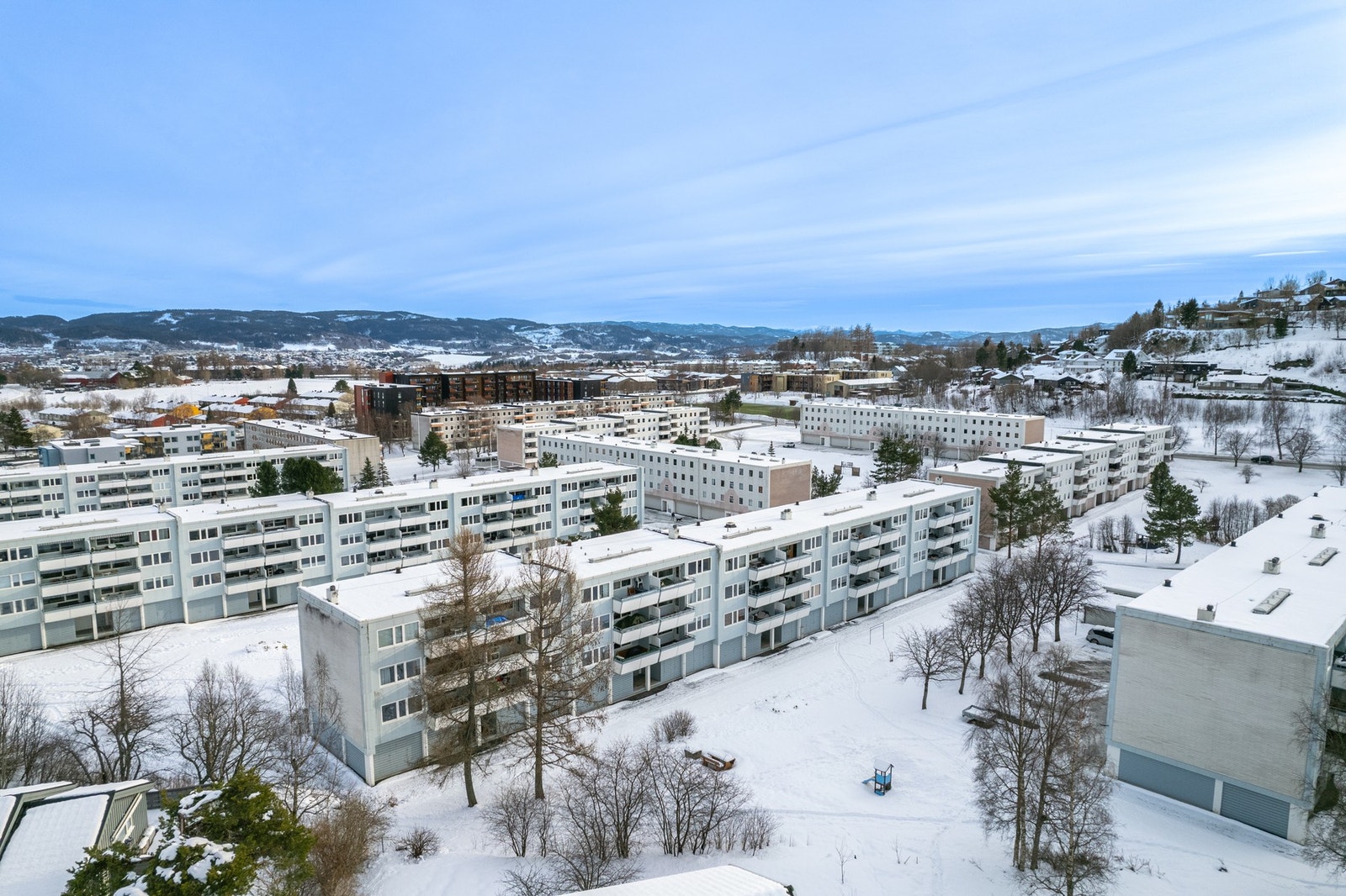 I Øvre Havstad borettslag er det store grøntareal, og her bor du svært sentralt og barnevennlig med gangavstand til flere dagligvarebutikker, skole og barnehage, kollektiv og Bymarka. Galleribilde