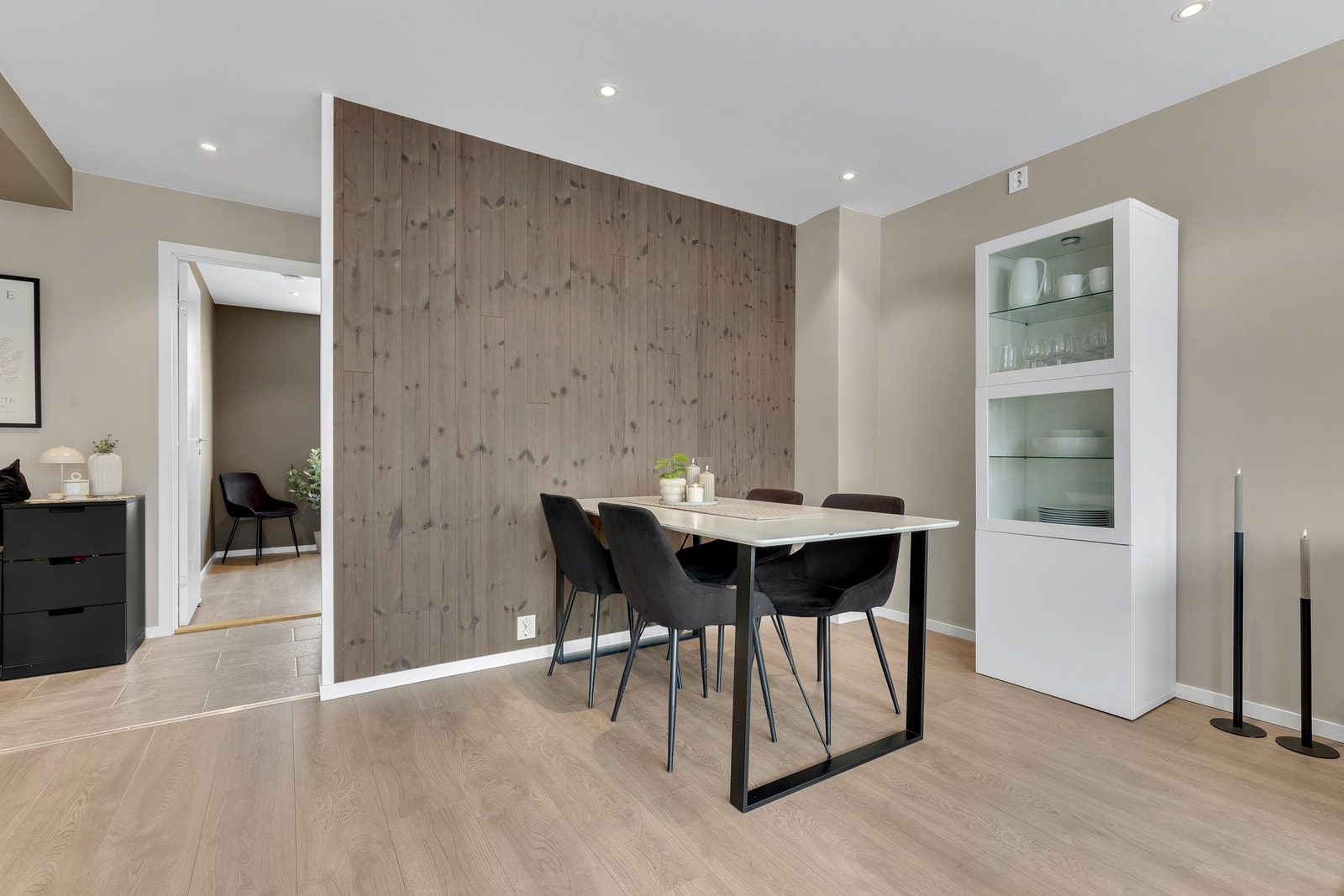 Leiligheten har nytt laminatgulv fra 2017 og lun belysning i form av downlights. Galleribilde