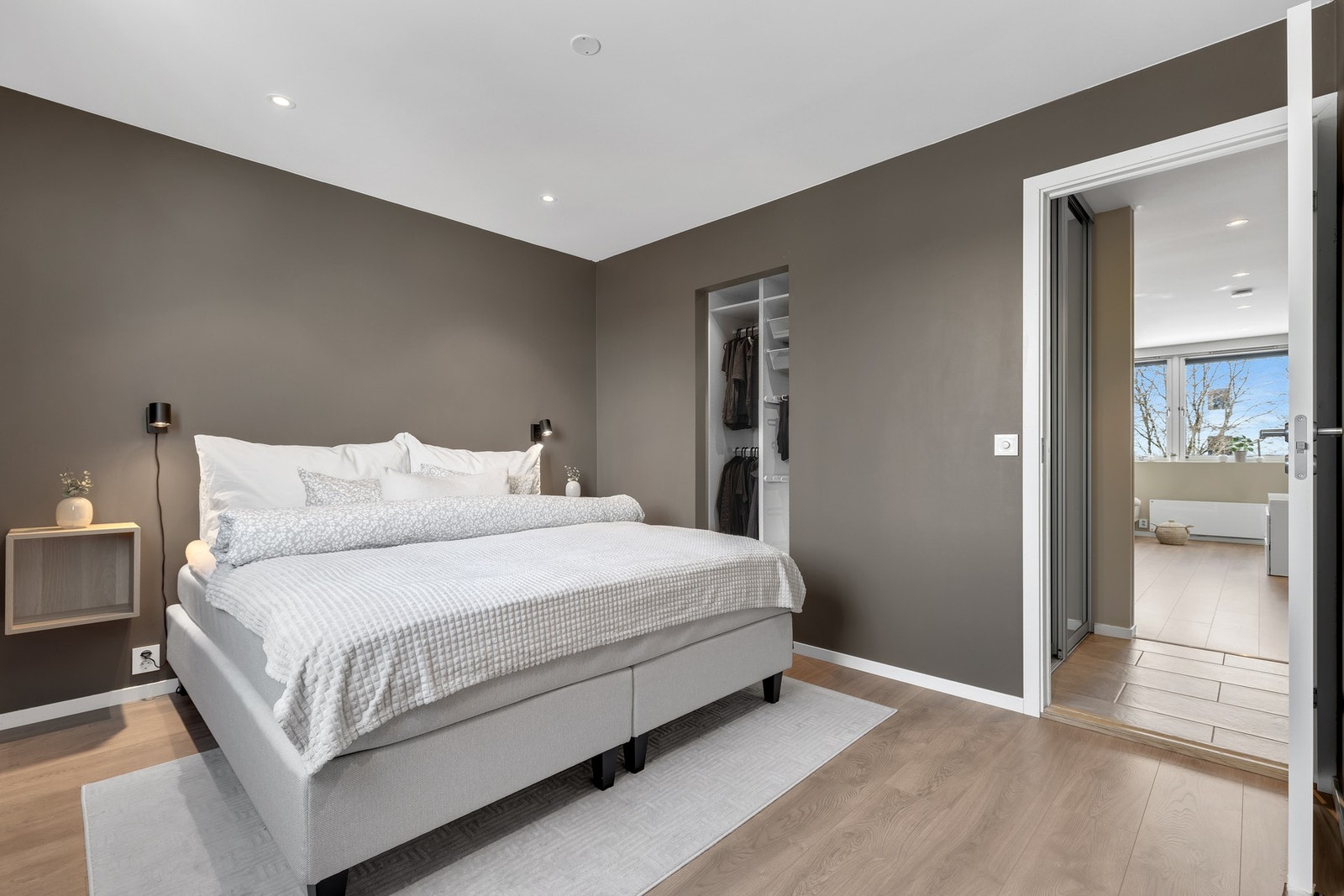 I tillegg har soverommet har en egen walk-in garderobe på 3 kvm. Galleribilde